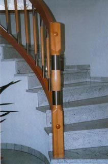 Steintreppe mit Holzgeländer